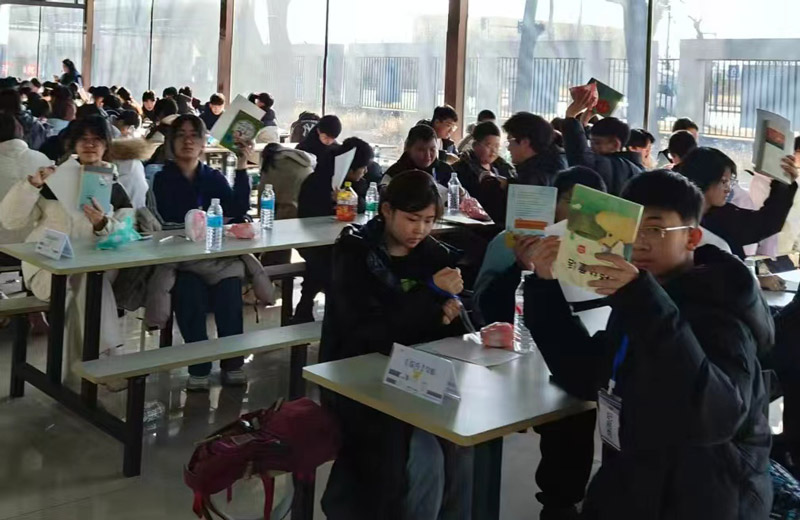 指尖芳华 巧结同心 速优公益实践团队在盘锦蓝晶动漫艺术学校举行公益综评活动